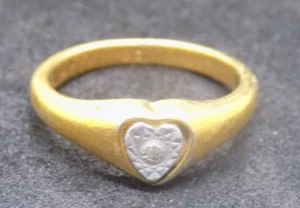 VINTAGE 18K YELLOW GOLD PLATED HEART SHAPED RING SIZE 7.25 (404) - Picture 1 of 3
