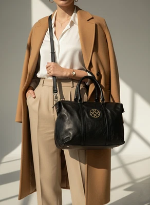 Bolso de mano bandolera Coccinelle para mujer de cuero negro con asa superior Italia Foto 1 de 4