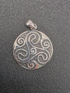 925 NEW Sterling Silver Pendant Triskele 22mm - Picture 1 of 6
