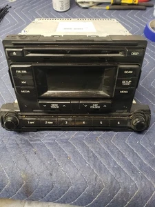 *TESTED* OEM 2017-2018 Hyundai Elantra AM FM Radio /w CD 96170-F2100UAT #R119 - Picture 1 of 4