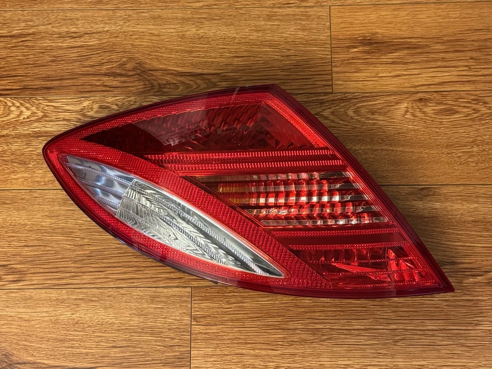 Lámpara de luz trasera izquierda del lado del conductor OEM 2007-2010 Mercedes-Benz CL550 CL63 Foto 1 de 4