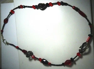 Collar de espinela negra, cristal rojo y cuentas de plata únicas - Imagen 1 de 2