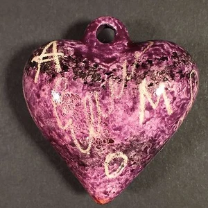 Colgante de joyería de corazón hinchado púrpura - pintado a mano para collar u adorno - 2"H - Imagen 1 de 6