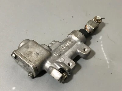 Suzuki RMZ250 2014 14 RMZ 250 OEM freno trasero cilindro maestro 020 Foto 1 de 4