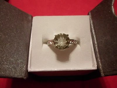 Anillo de corte redondo de amatista verde con detalles de cristal austriaco blanco en acero inoxidable talla 9 Foto 1 de 4