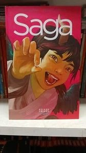 SAGA DELUXE VOLUME 3 BAO VOLUME NUOVO - Picture 1 of 3