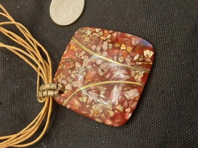 Collar colgante de 12 pulgadas con astillas de resina roja en cuerdas de aspecto de cuero marrón 5/19-8 Foto 1 de 4