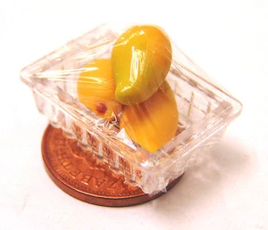 Punnet de plástico a escala 1:12 de 3 accesorios de fruta para casa de muñecas Tumdee de mango dulce - Imagen 1 de 1