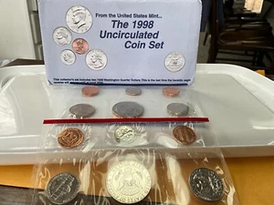 THE 1998 UNCIRCULATED COIN SET: THE UNITED STATES MINT W/TWO PLASTIC HOLDERS - Picture 1 of 19