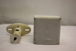 1 X BOSE SINGLE CUBE SPEAKER ACOUSTIMASS WHITE LIFESTYLE - Picture 1 of 7