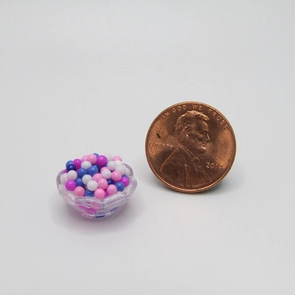 Plato de caramelo miniatura para casa de muñecas día de San Valentín rosa y púrpura bolas de chicle o dulces Foto 1 de 1