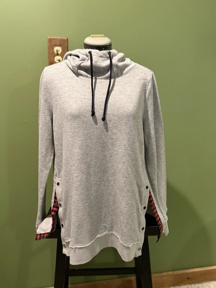 ¡¡Perfecto para ropa navideña!!!Sudadera con capucha gris Maurices con forro a cuadros de guinga roja Foto 1 de 4