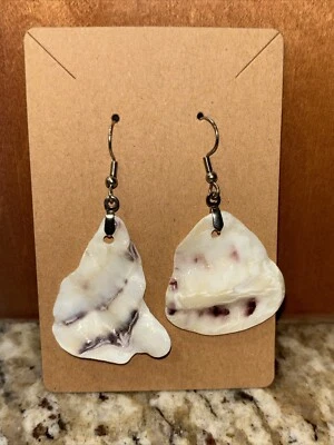 Pendientes concha de ostra natural hechos a mano de las playas de Morro Bay Foto 1 de 4