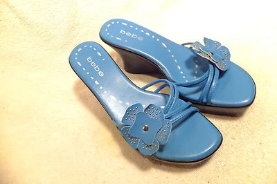  Sandalias BeBe para mujer azules de 3,5" con tacón de cuña punta abierta 8,5 M nunca usadas $105 al por menor Foto 1 de 4