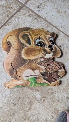 Quebra-cabeça vintage de madeira esquilo com porca - Imagem 1 de 4