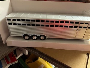 NEW RAY SILVER HORSE TRAILER AND 2 HORSES, NO PACKAGING # B 371 - Picture 1 of 5