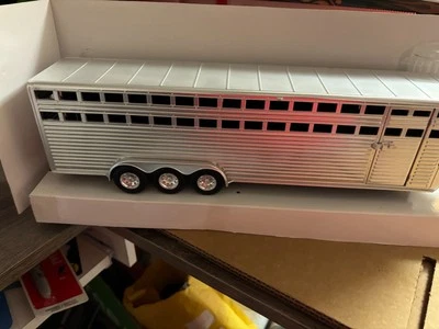 NEW RAY SILVER  HORSE TRAILER AND 2 HORSES, NO PACKAGING # B 371 - Image 1 of 4