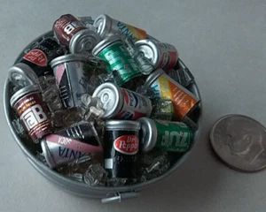 Casa de muñecas miniatura hadas jardín refrescos latas pop en bañera de metal con hielo escala 1:12 - Imagen 1 de 3