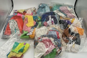 Puppenkleidung Paket über 100 Teile Barbie Disney Handarbeit SCHÖN schneller kostenloser Versand! - Bild 1 von 15