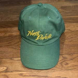 NUOVO Cappello Berretto North Dakota Anni 90 Logo Stato Viaggio Papà Regolabile Verde Oro Vintage - Foto 1 di 6