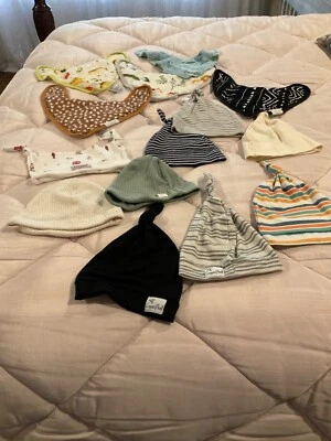 Lote de gorros gorro bebé recién nacido (9) y baberos (5) - mejores marcas - 6 a 9 meses Foto 1 de 4