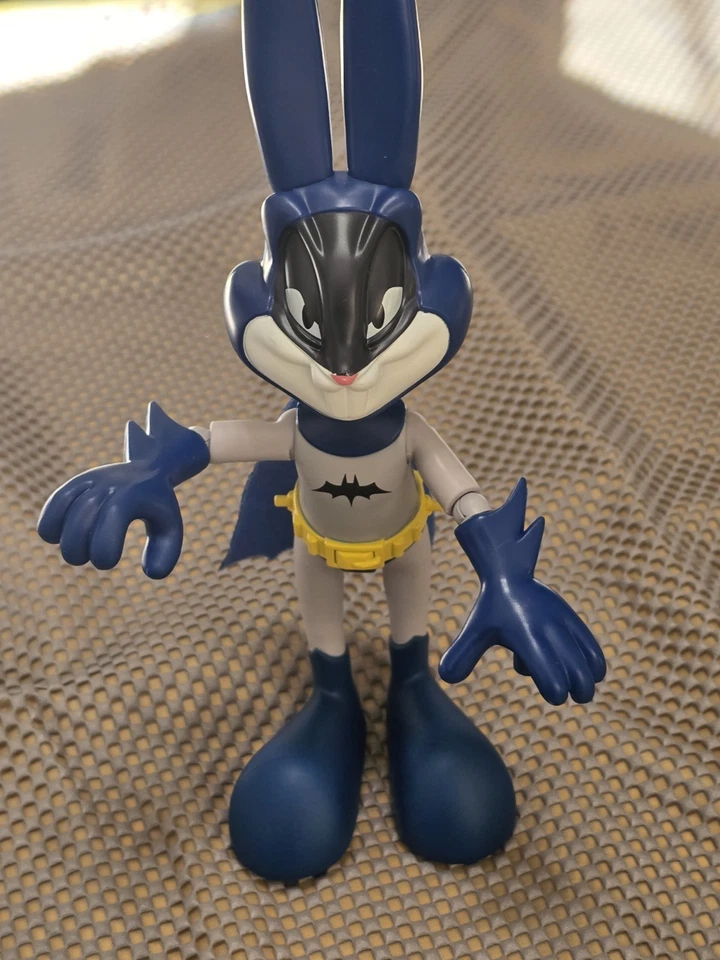 Figura de acción Bugs Bunny Batman, Beast Kingdom Dynamic Heroes 100 aniversario Foto 1 de 4