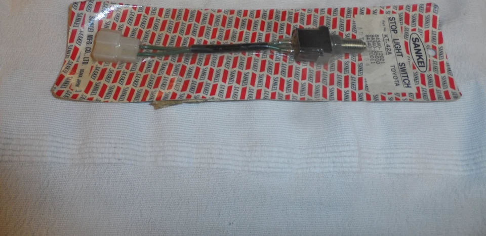 ВЫКЛЮЧАТЕЛЬ СТОП-СИГНАЛА TOYOTA CELICA RA28 И COROLLA CORONA 1000  - Изображение 1 из 1