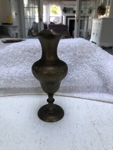 Vaso vintage in ottone scanalato bordo increspato inciso India 5 7/8" - Foto 1 di 3