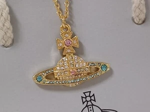 Vivienne Westwood- Collier Saturne plaqué or avec des cristaux bleus et roses - Imagen 1 de 11