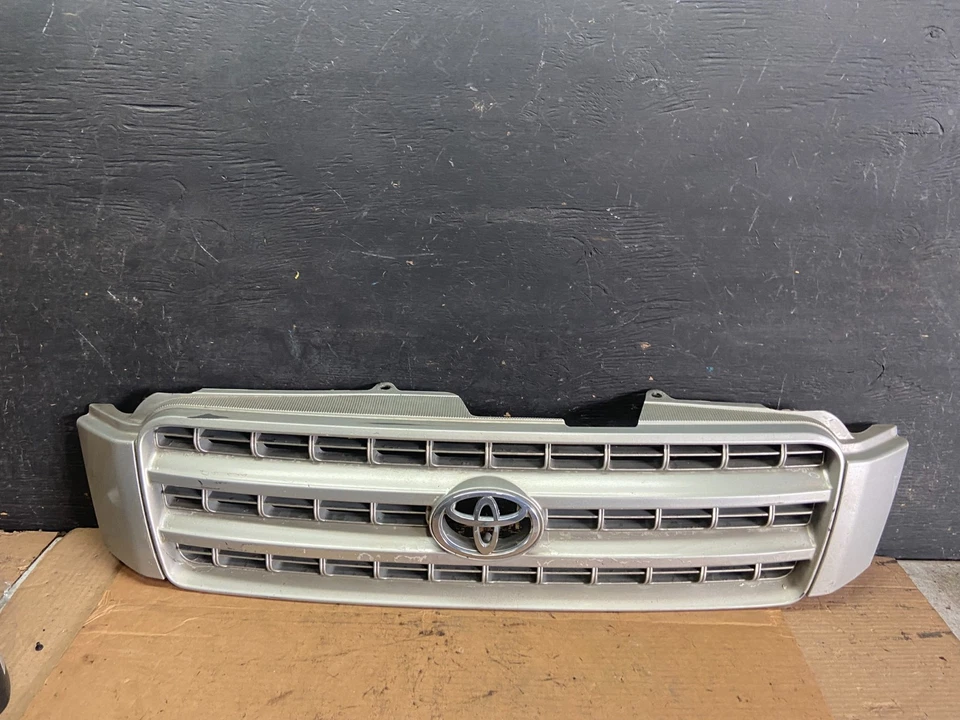 2001 to 2003 Toyota Highlander Front Upper Grille Grill With Emblem OEM Q9955 DG - Image 1 of 4