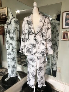 Harve Benard Women’s 2 Pc Suit Blazer Size 16 Whites Black Floral Pants Size 14 - Picture 1 of 20