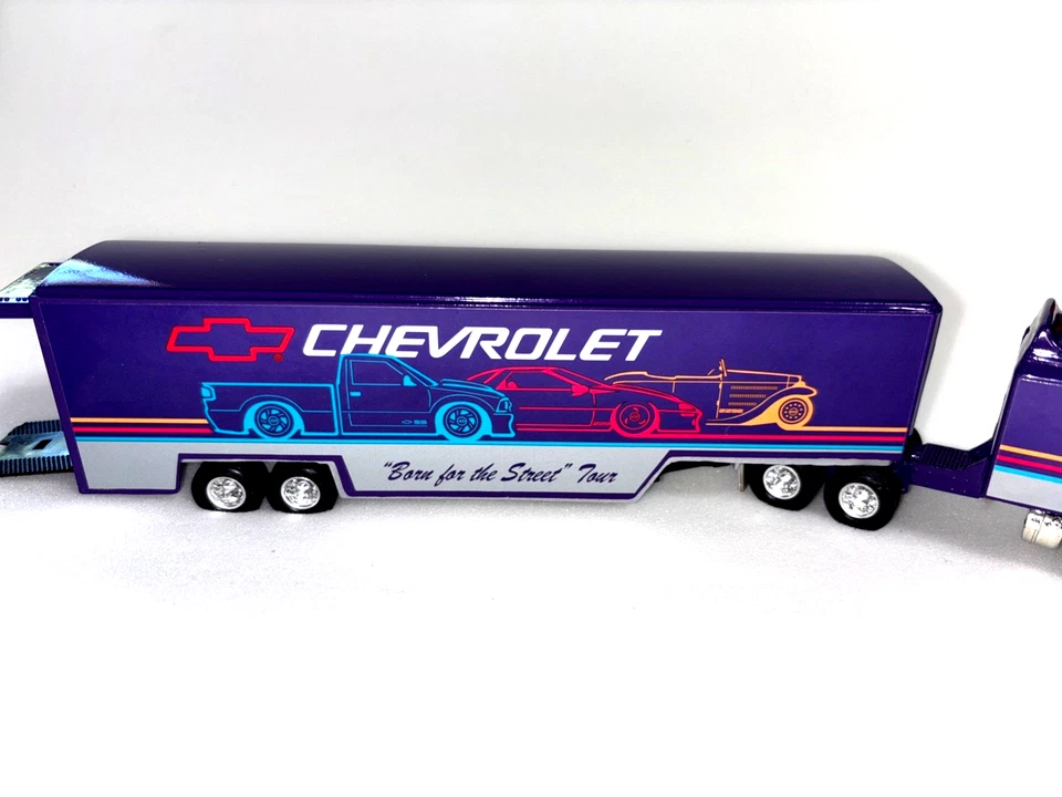 Remolque ERTL Kenworth Cab Born for the Street Tour cama abatible escala 1:64 INV# 3253 Foto 1 de 4