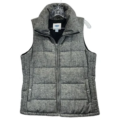 Chaleco mediano Old Navy para mujer gris negro forrado en espiga con cuello acolchado Foto 1 de 4