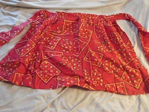 Vintage 60er 70er Halbschürze rot Bandana Print sehr guter Zustand Hostess Baumwolle gelb Rosen - Bild 1 von 2