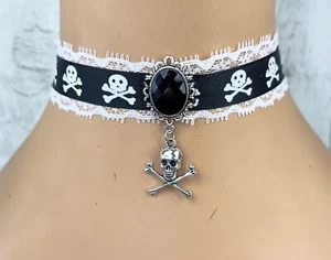 Collar Gargantilla Encaje Blanco Negro Calavera Huesos Cruzados Dije Joya Pirata Steampunk - Imagen 1 de 4