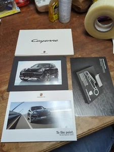 Libro de folletos de ventas Porsche Cayenne 2010 con estuche foto y hoja - Imagen 1 de 7