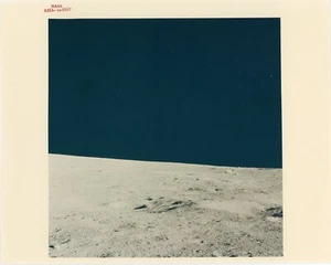 Fotografía original vintage de la NASA número de serie rojo - superficie lunar del Apolo 14 - Imagen 1 de 1