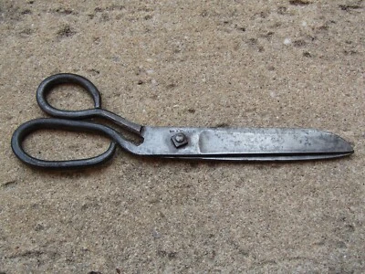 ancienne paire de ciseaux en fer forgé  estampillé emmetri? - Photo 1/4