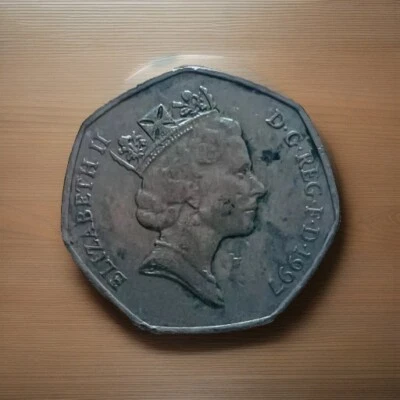 UNITED KINGDOM 🇬🇧 FIFTY (50) PENCE COIN 1997 (QUEEN ELIZABETH II) - Image 1 of 2