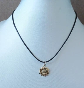 Collana in corda nera stile Y2K anni 2000 90 con ciondolo girasole tono oro - Foto 1 di 6