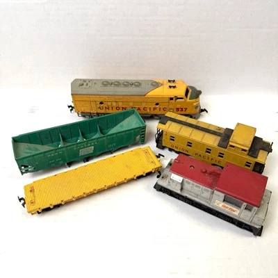 Lot of 5 Vtg HO Scale Train Cars – Union Pacific - Fire Fox – For Parts Only - Image 1 of 4