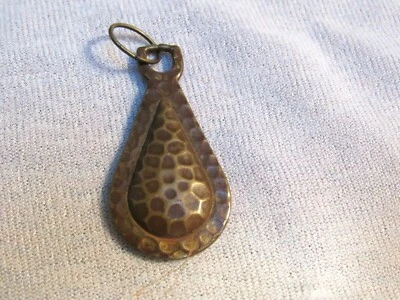 Antiguo collar colgante artesanal latón bronce martillado ¿o? 1-3/4" Foto 1 de 4