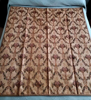 Потрясающая находка антикварного вышитого гобелена/обложка стола 52 x 49 дюймов - Изображение 1 из 4