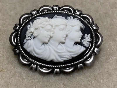 全新清单 * 珍贵 "3-GENERATIONS" PETITE CAMEO 胸针.blk/ant.silver-全新 — 第 1/4 张图片