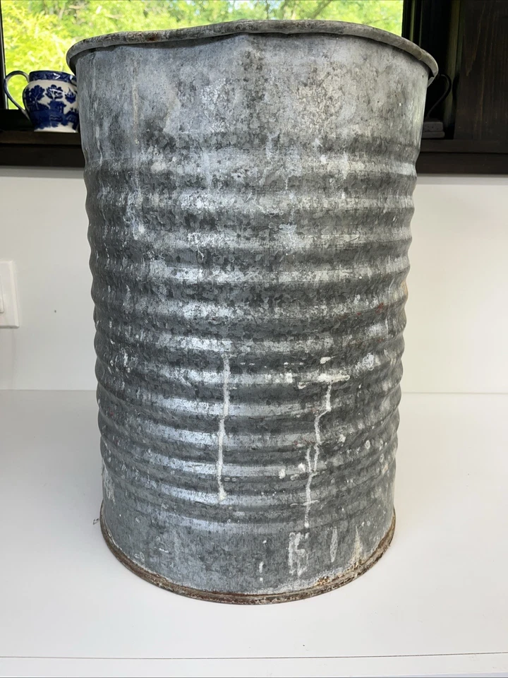 Maceta acanalada galvanizada vintage de 18,5" x 14" Foto 1 de 4