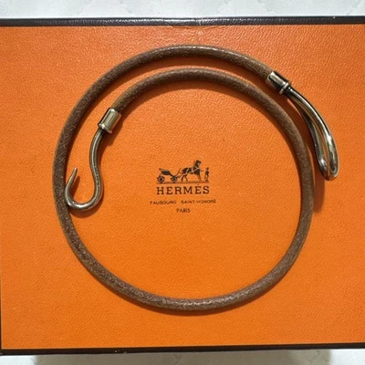 HERMÈS Gargantilla de cuero marrón con caja de cuero curtido y herrajes plateados Foto 1 de 4