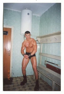 Originale 2002 senza camicia bello giovane uomo rigonfiamento spiaggia jock hunk gay foto vintage - Foto 1 di 2