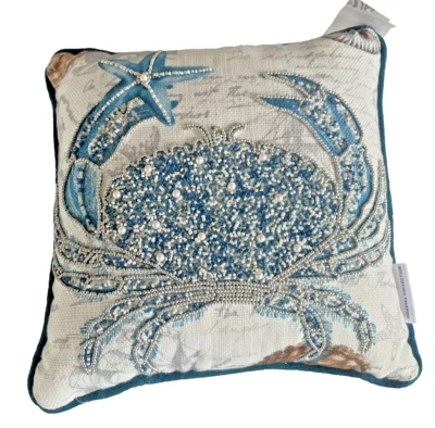"Almohada decorativa con cuentas de cangrejo Coastal Collection 12"" X 12"" playa azul océano" Foto 1 de 4