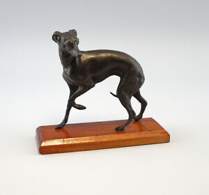 9937043 Figur Skulptur Windhund Metall auf Holzsockel rustikal