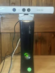 Microsoft Xbox 360 mit Kinect 4GB Schwarz Spielekonsole 1 - Controller AV-Kabel - Bild 1 von 6